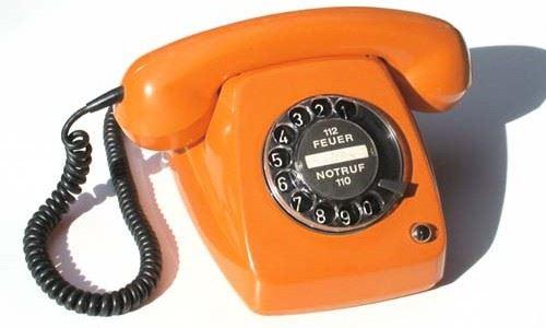 Oranges Telefon mit Wählscheibe