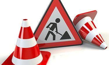 Verkehrschild Baustelle und rot-weiße Hütchen