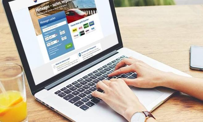Zwei Hände über Laptop-Tastatur